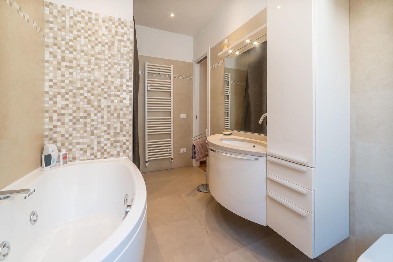 Colosseum Roomy Apartment Рим Екстер'єр фото