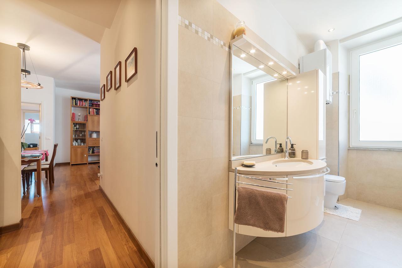 Colosseum Roomy Apartment Рим Екстер'єр фото